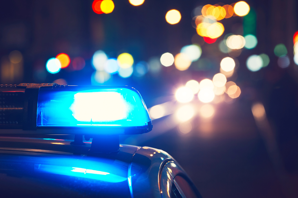 Fahrzeug eines Detektivs steht unauffällig in einer Straße bei Nacht.