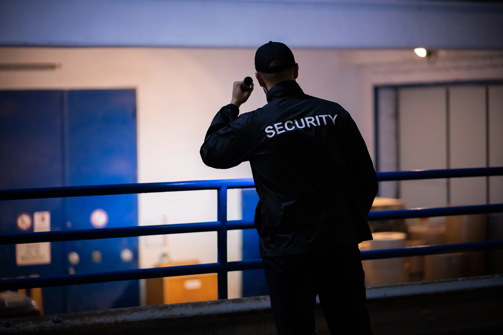 Sicherheitsmitarbeiter auf Revierdienst bei Nacht.